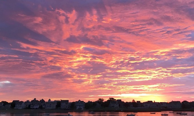 Newburyport House | Sunrise Paradise: 360degree sunset & sunrise views, roof deck, garden dining, grill, AC