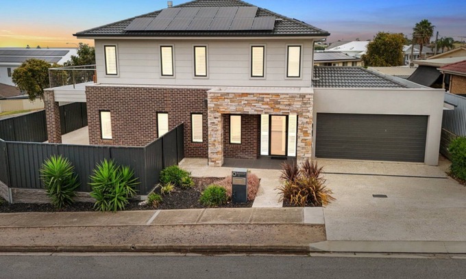 Christies Beach House | Sunrise to Sunset Getaway by Wine Coast Holidays