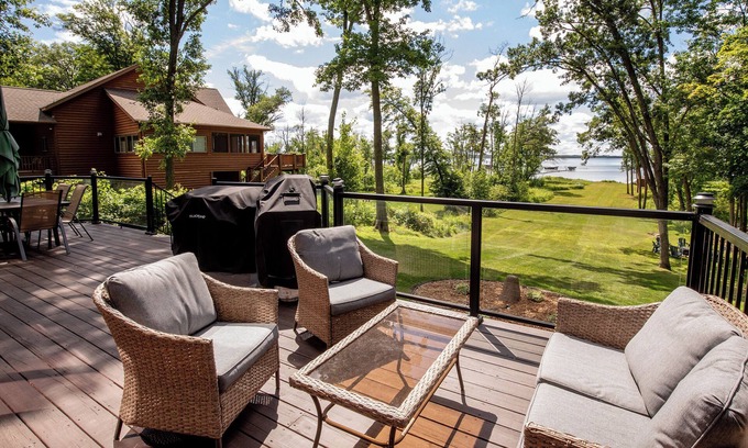 Brainerd House | Sunroom-Game room- Family Room- Kayaks, Games, Water Toys, Beach & Dock!