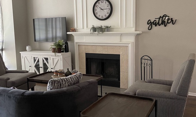 Cibolo House | Sunrose Cottage - Fresh & Clean - King Suite + free Wifi - Pet Friendly