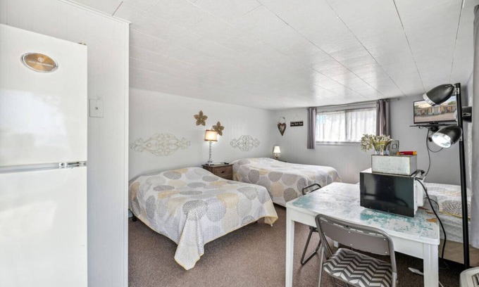 Hudson Hotel | Sunset Acres Motel - Room 1