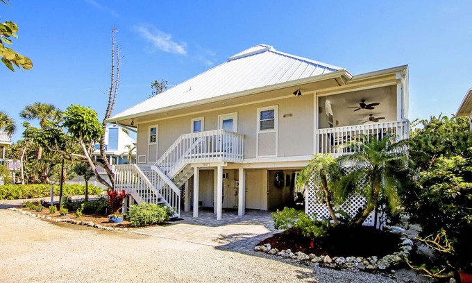 Captiva House | Sunset Captiva 38 - Short walk to beach, pool, dock in Village area of Island