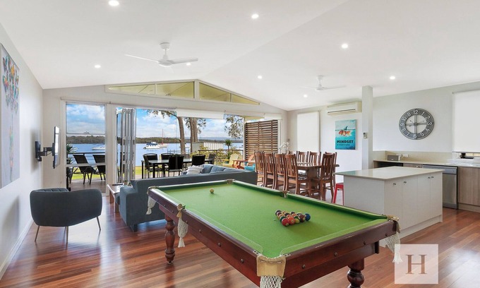 Mannering Park House | Sunset Central Coast - Lake, Kayaks & Jetty!