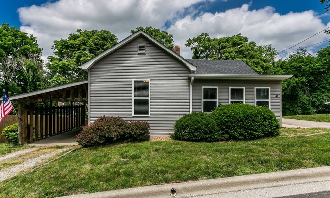 Glen Carbon Cottage | Sunset Cottage - Entire home downtown Glen Carbon