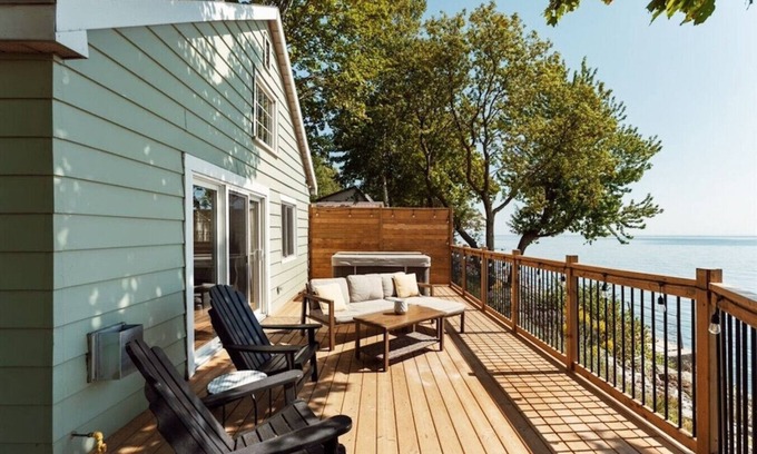 Selkirk Cottage | Sunset Escape | Hot Tub, Pet-Friendly & Firepit