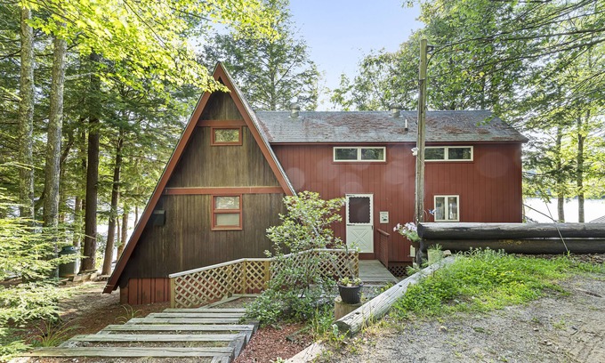 Barrington House | Sunset-Facing Cottage on Mendums Pond in Barrington, NH