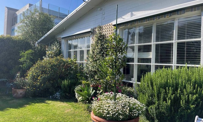 Frankston Apartment | Sunset Garden Hideaway by the Beach