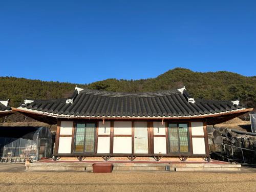 Haeryong-myeon House | Sunset Hanok Stay