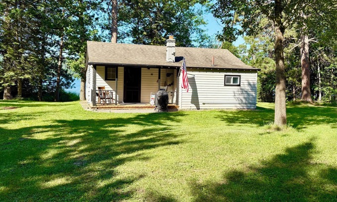Remer Cabin | Sunset Haven- NEW- in tranquil Remer with AC, WiFi. Enjoy a peaceful getaway!