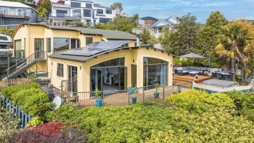 Nelson House | Sunset Heights - Nelson Holiday Home