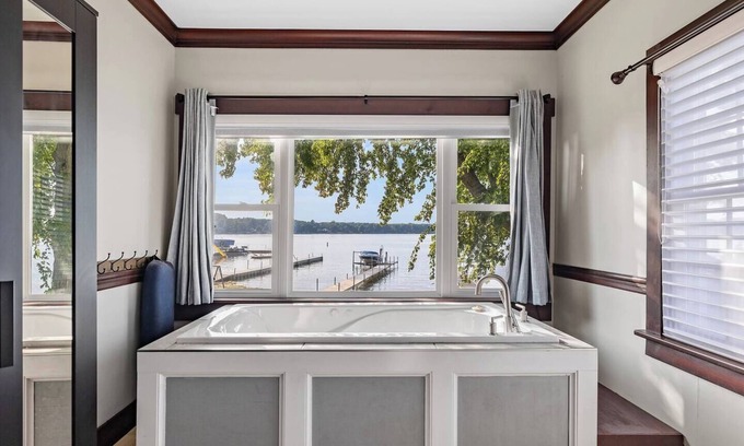 La Porte House | Sunset Hideaway - A Beachfront Bungalow