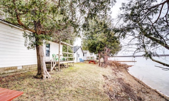 South Bruce Peninsula Cabin | Sunset Lakefront Spacious 8 people Getaway,
