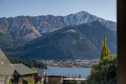 Kelvin Heights House | Sunset Lakehouse