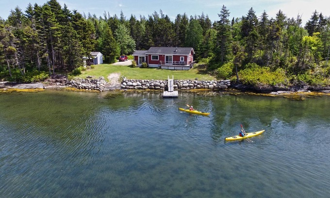 Garden Lots Cottage | Sunset Ocean Cove Waterfront Cottage - 10 mins from Lunenberg, great restaurants