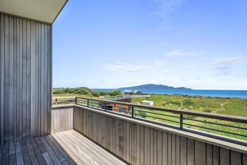 Peka Peka House | Sunset Over Kapiti - Waikanae Holiday Home