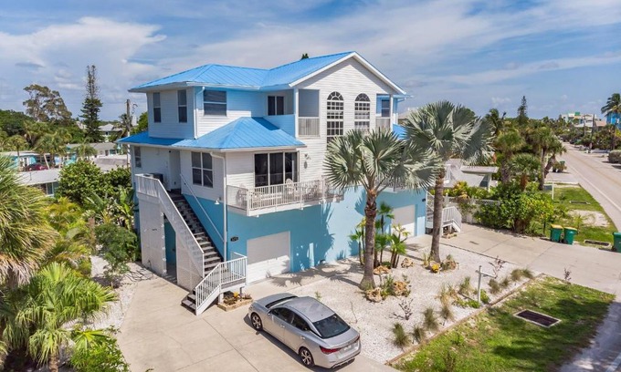 Englewood Apartment | Sunset Views Steps From The Beach Duplex