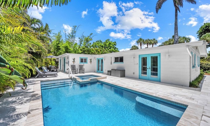 Bay Isle House | Sunset West | Private Pool, Spa, Near Siesta Key Beach & Siesta Key Village