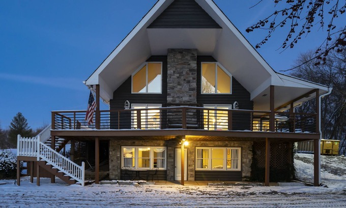 Springfield House | Sunsets & Hot Tub-Epic Lodge 35-min from Nashville