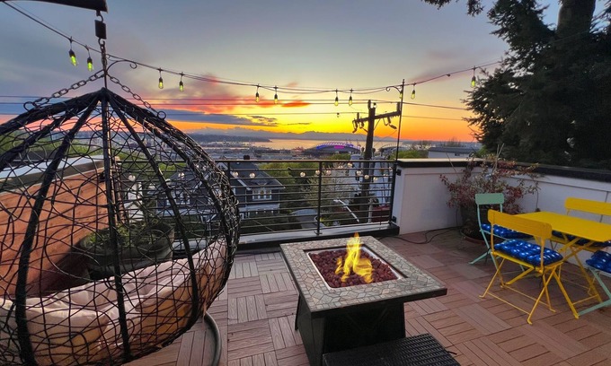 North Beacon Hill House | Sunsets, Mountains and Bay Magic, fire pit & BBQ oRooftop Delight!