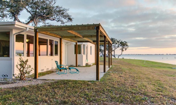 Indian Beach Sapphire Shores House | Sunsetter on Sapphire Shores