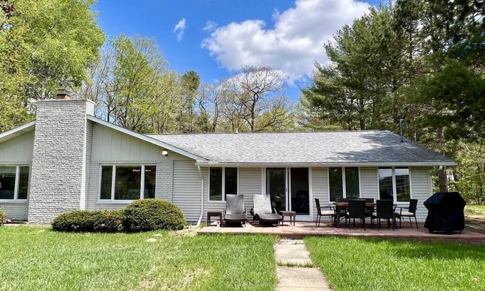 Lewiston House | Sunshine Cove Summary