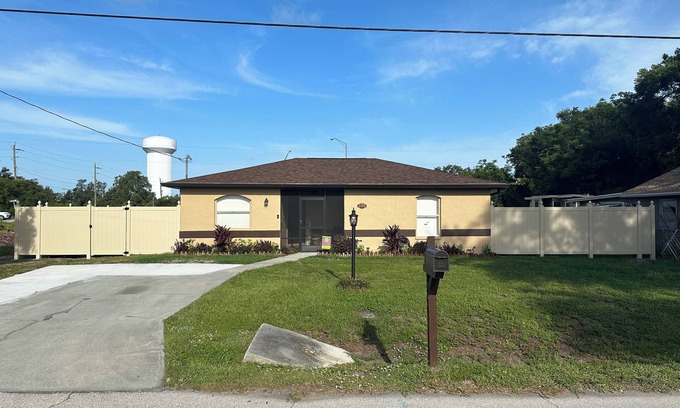 Memphis House | Sunshine Eleven GetawaynSleeps 6 Bedrooms 2 and pull out couch