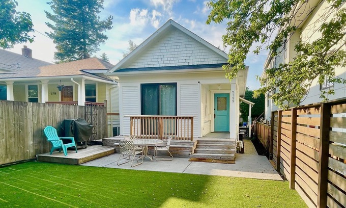Mann House | Sunsoaked and Centrally Located! 1bd, 1ba, Kitchen, Parking, Yard, WiFi, W/D