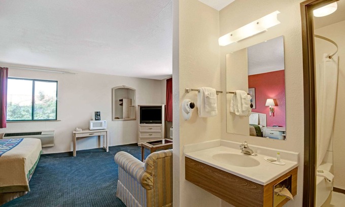 Westside Hotel | Super 8 by Wyndham Albuquerque West/Coors Blvd