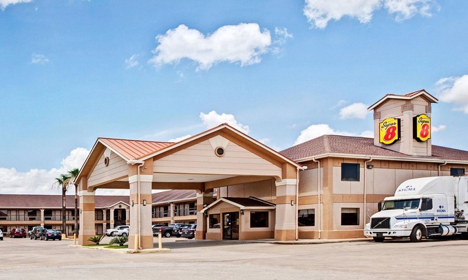 McNair Hotel | Super 8 by Wyndham Baytown/I-10