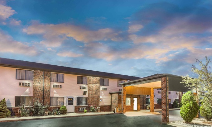 Bourbonnais Hotel | Super 8 by Wyndham Bourbonnais/Kankakee Area