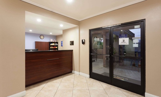 El Cajon Hotel | Super 8 by Wyndham El Cajon/San Diego