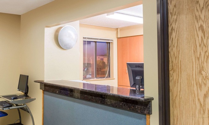 Franklin Hotel | Super 8 by Wyndham Franklin/Middletown Area