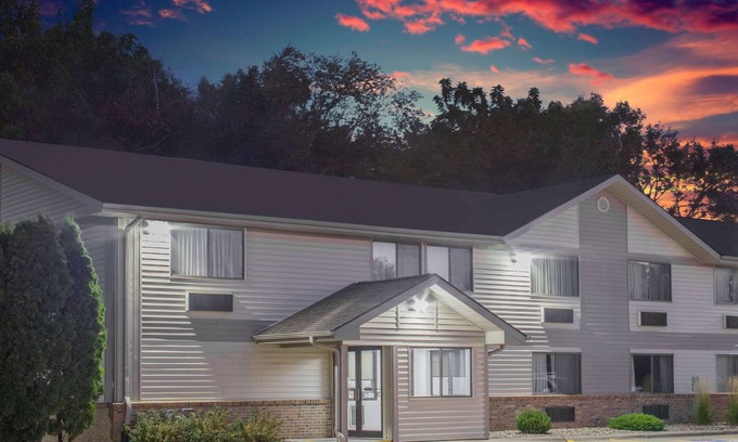 Independence Hotel | Super 8 by Wyndham Independence IA