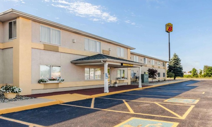 Ionia Hotel | Super 8 by Wyndham Ionia MI