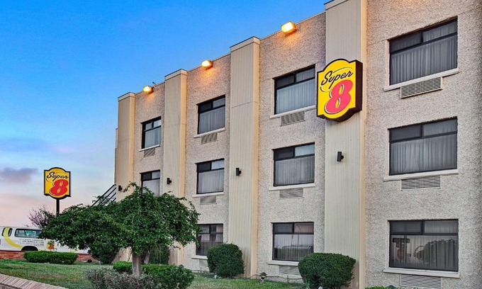 Rochdale Hotel | Super 8 by Wyndham Jamaica North Conduit