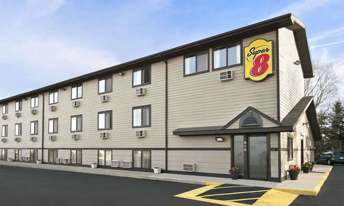Kalamazoo Hotel | Super 8 by Wyndham Kalamazoo