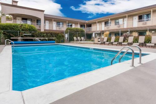 Dilworth Mountain Estates Hotel | Super 8 by Wyndham Kelowna BC