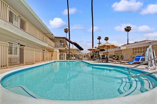 Culver - West Hotel | Super 8 by Wyndham Los Angeles-Culver City Area