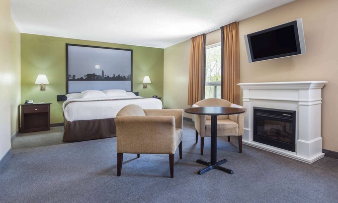 Midland Hotel | Super 8 by Wyndham Midland