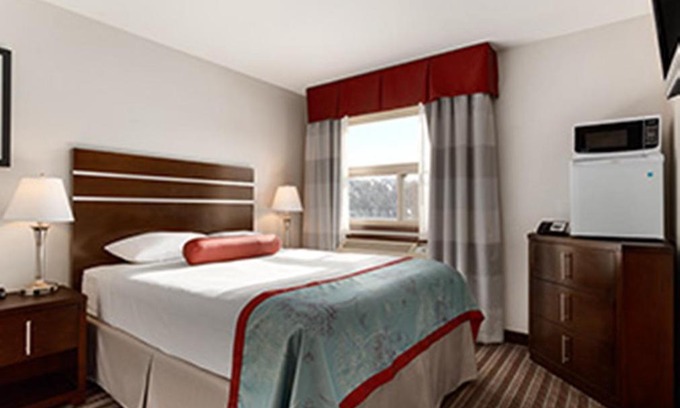 Saskatoon Downtown Hotel | Super 8 by Wyndham Saskatoon Near Downtown