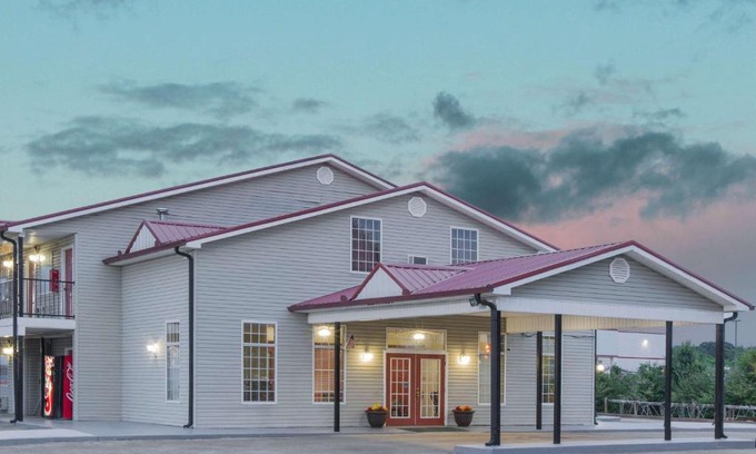 Talladega Hotel | Super 8 by Wyndham Talladega AL