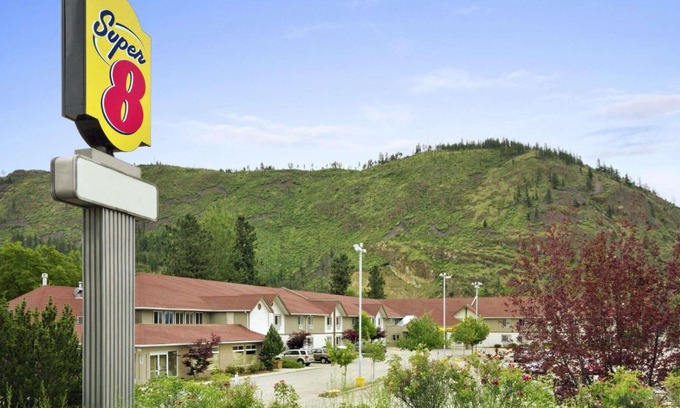 Central Okanagan Hotel | Super 8 by Wyndham West Kelowna BC