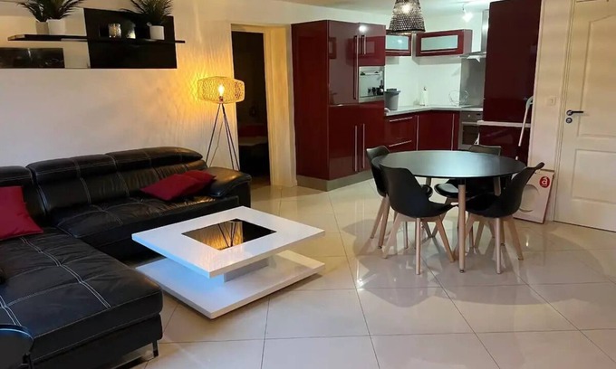 Hotel-de-Ville Apartment | Super apartment 50m² with garden - V2