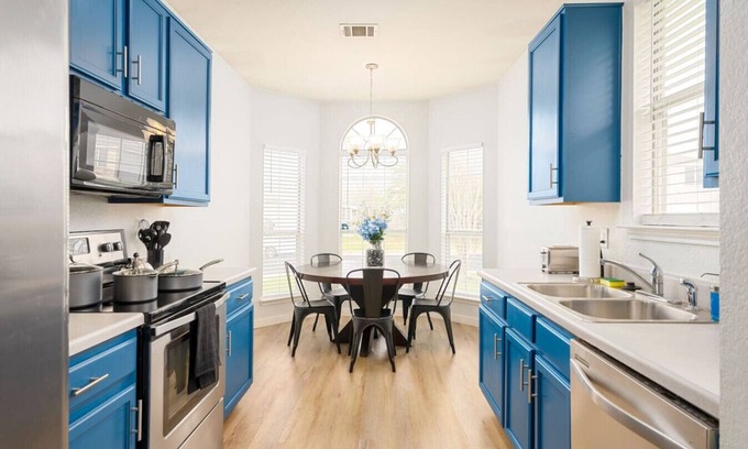 Georgetown House | Super Clean/Fun Environment! Low Cleaning Fee!