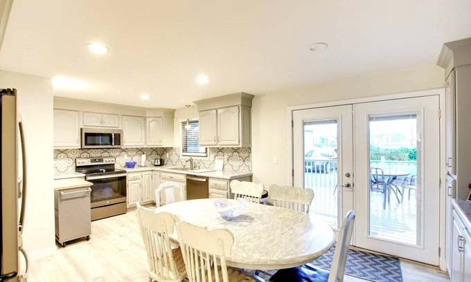 Green Bay House | Super close to Lambeau! 4 minute walk to the stadium district! 2 bedroom home.