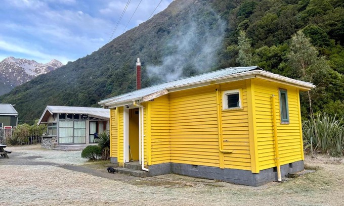 Otira Apartment | Super 'Cosy' Basic Cabin in The Middle of National Park and Mountains