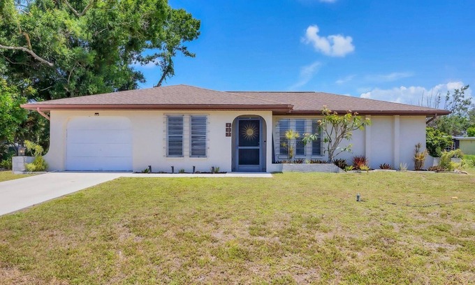 Venice Gardens House | Super cute South Venice home with private backyard and large screened lanai
