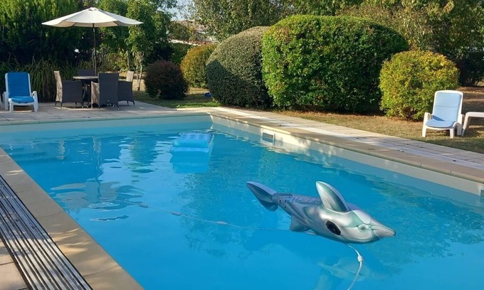 Clion House | Superb 3-bedroom house with beautiful pool in the charming Cognac countryside.