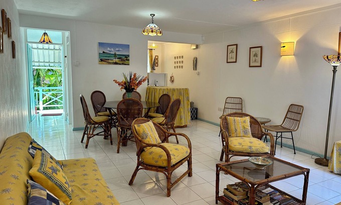 Pereybere Apartment | Superb apartment with pool, 3 minutes walk to beaches, restaurants & amenities