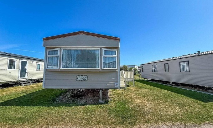 Kessingland House | Superb caravan by the seaside in Kessingland, Suffolk ref 90040SG